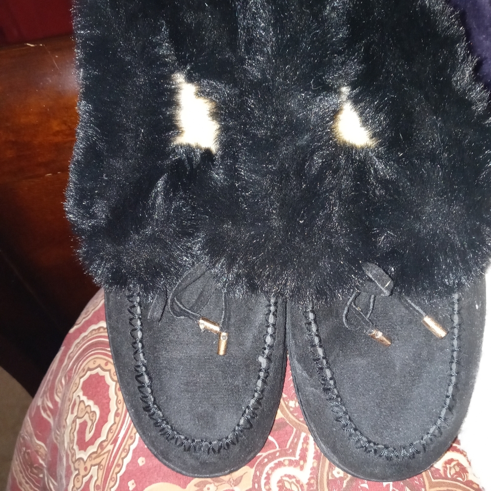 Woman’s slippers new without tags, I Believe these are woman’s large sz 9-10